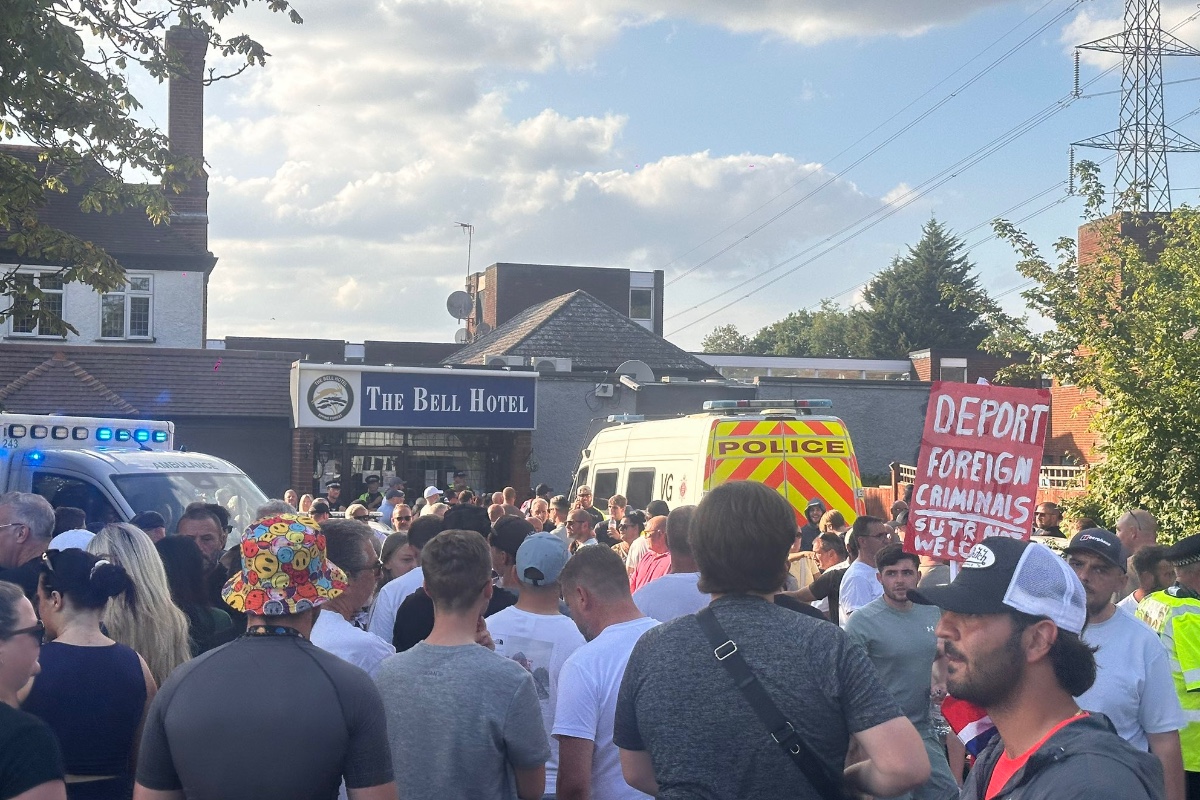 Manifestación en Essex (Reino Unido) tras el arresto de un inmigrante etíope por agresión sexual: «¡Devuélvanlos a su país!»