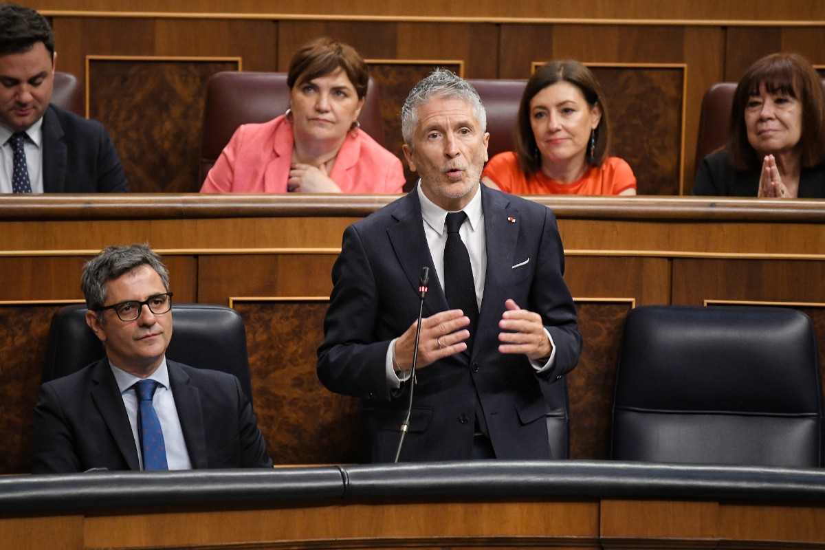 Moncloa e Interior organizan y coordinan junto a sus terminales mediáticas una campaña para criminalizar a VOX y pedir su ilegalización