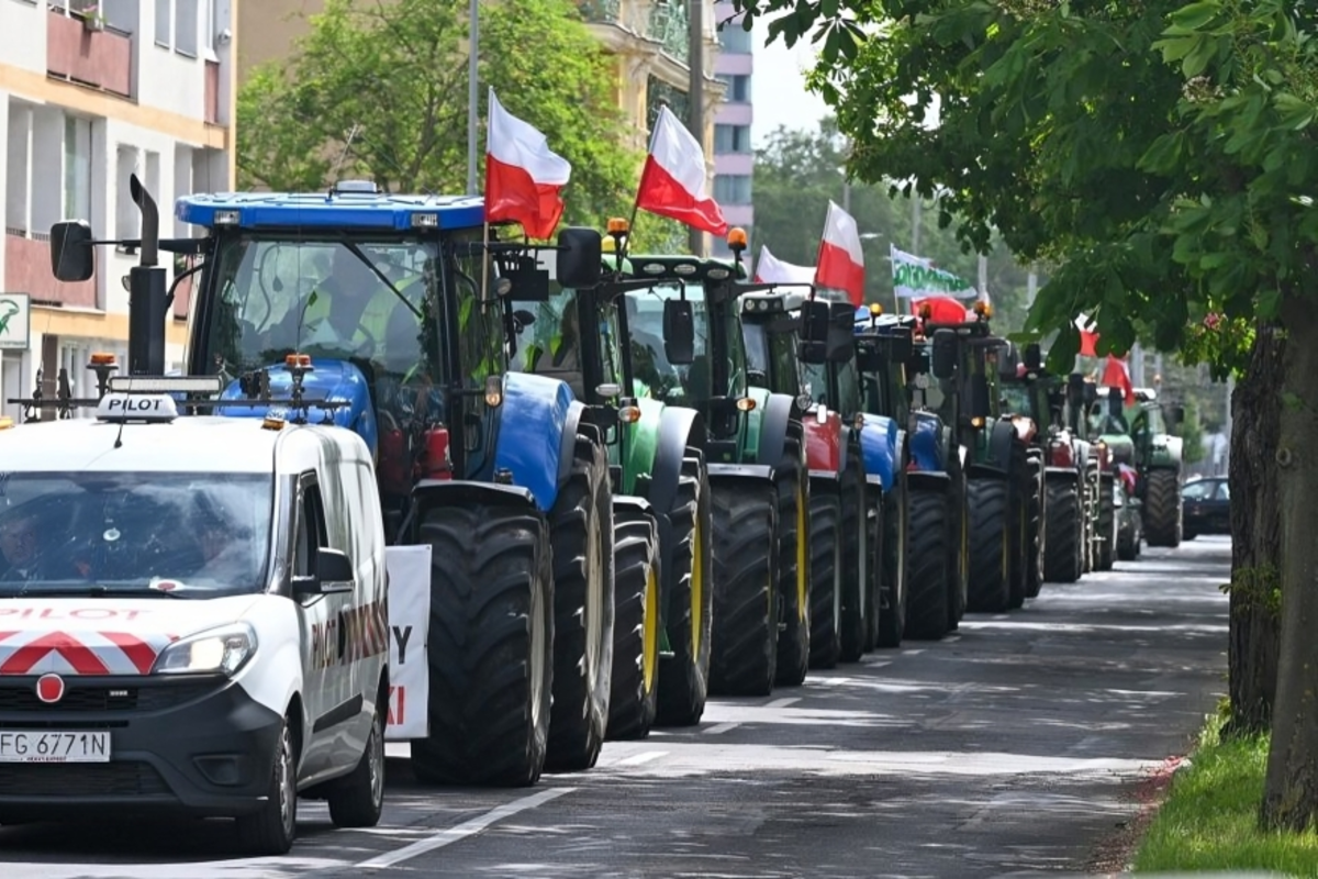 Los agricultores polacos se unen con sus tractores a los patriotas que vigilan la frontera para evitar la entrada de inmigrantes ilegales