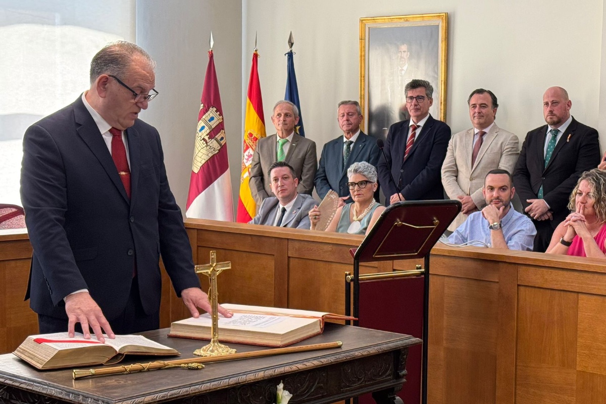 El exalcalde del PP reprende al nuevo regidor de VOX por jurar su cargo con una Biblia y un crucifijo en Caudete (Albacete)
