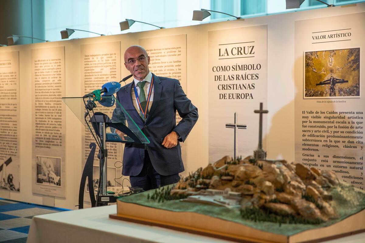 VOX y Patriotas presentan en el Parlamento Europeo una exposición en defensa del Valle de los Caídos, símbolo de reconciliación entre los españoles