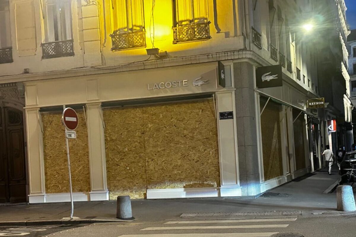 Comercios blindan sus fachadas en los Campos Elíseos de París antes de la final del Mundial de Clubes entre el Chelsea y el PSG
