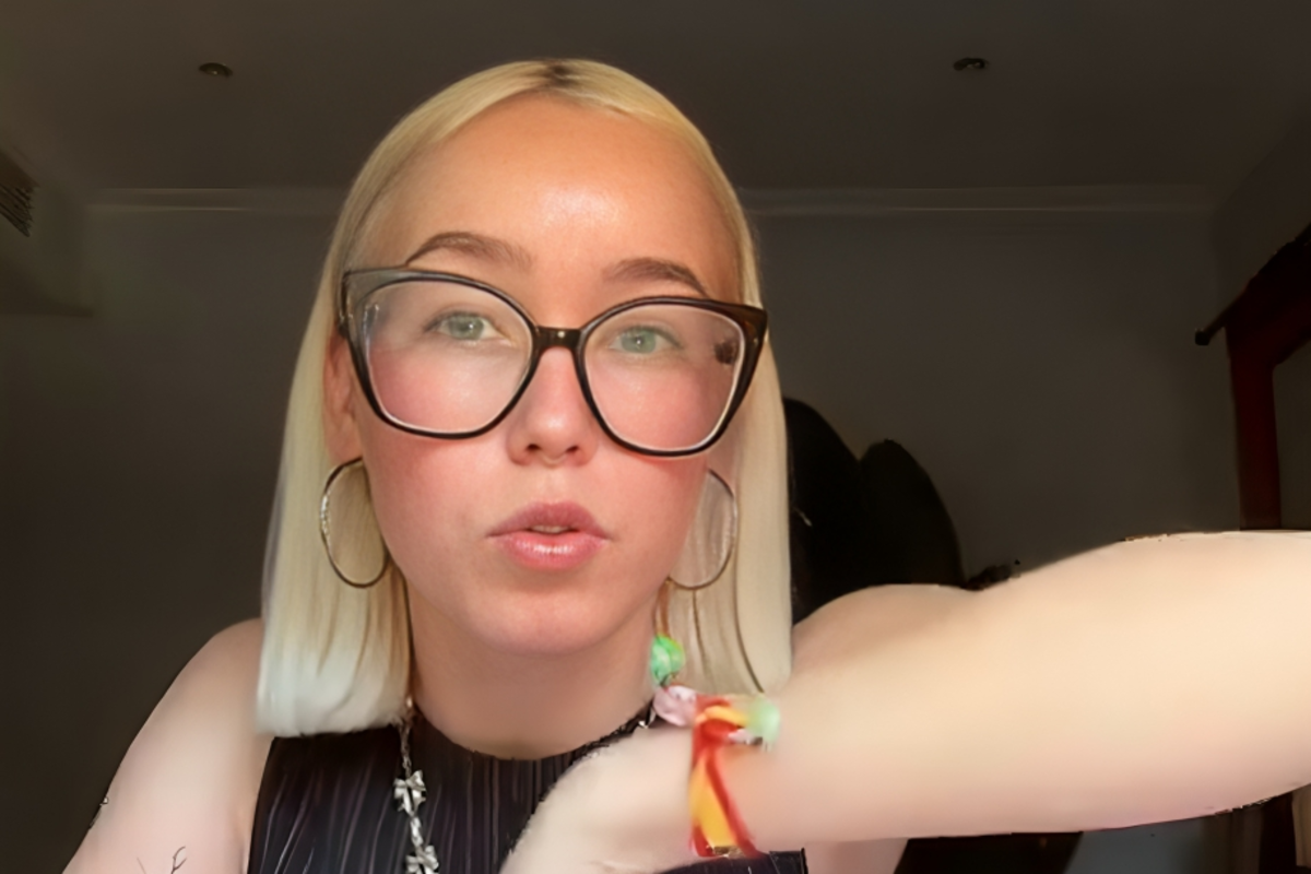 Una joven es expulsada de su peluquería habitual en Madrid por lucir una pulsera de VOX: «Me dijeron que su plantilla estaba formada por inmigrantes»