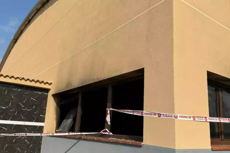Incendio en la mezquita de Piera (Barcelona) a escasos días de su apertura tras semanas de violencia causada por menas