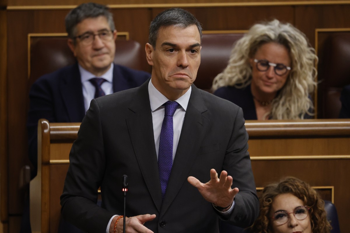 Sánchez refuerza el control sobre los medios: los periodistas que difundan «altos secretos» podrían enfrentarse a multas de hasta 2,5 millones de euros