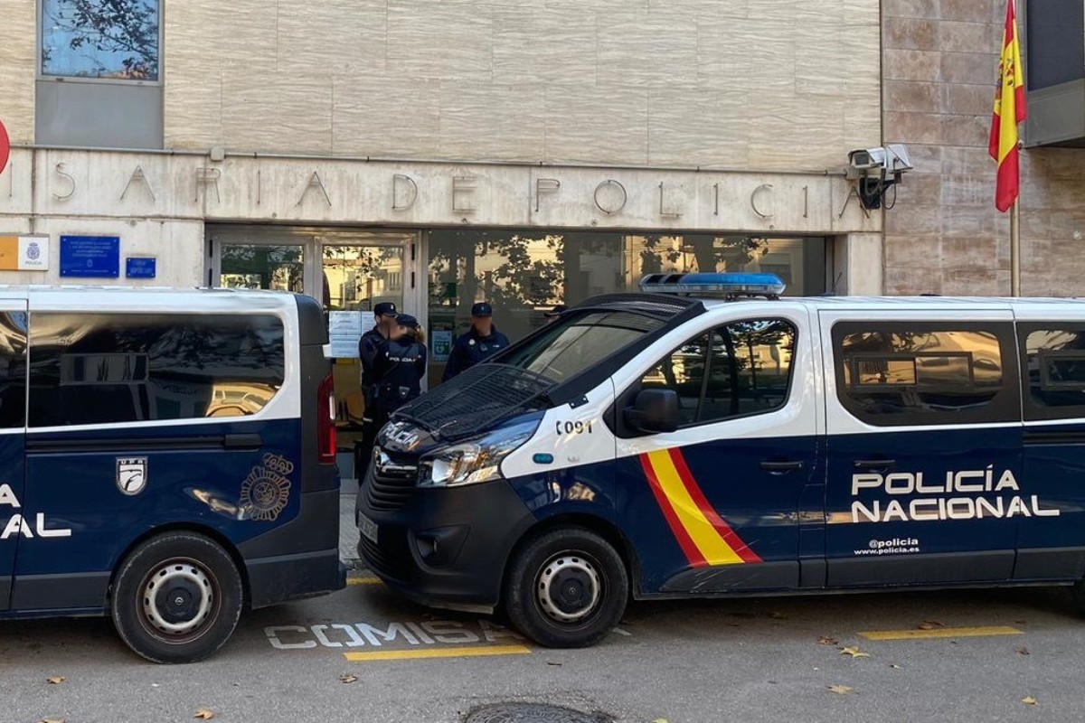 Detenidos en Palma cuatro argelinos que llegaron en patera por robos con violencia en la playa utilizando botellas de cristal rotas para intimidar a sus víctimas