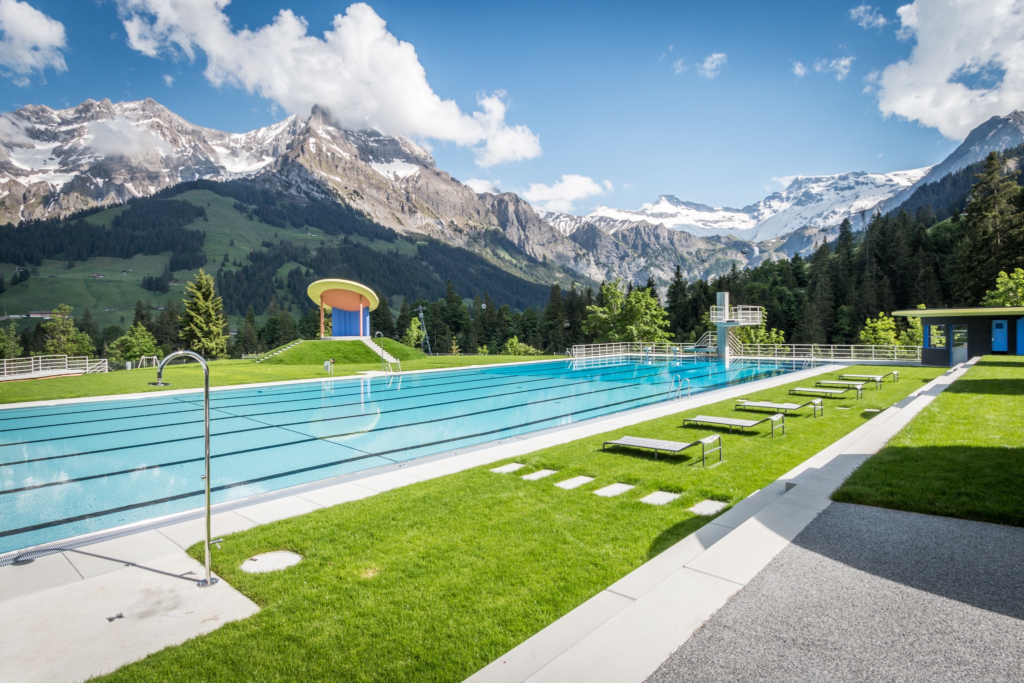 Suiza prohíbe la entrada de inmigrantes en piscinas públicas tras causar numerosos robos, peleas, agresiones sexuales y episodios de nudismo