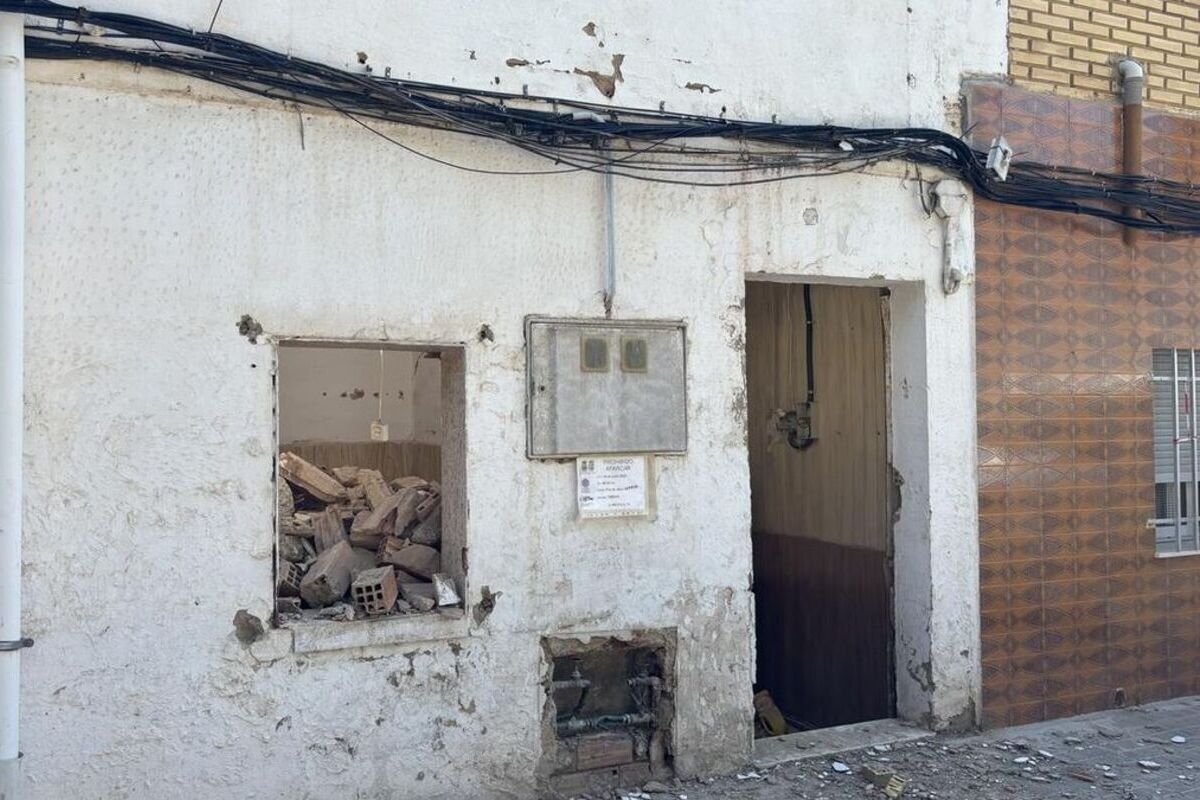 Varias bandas rivales de magrebíes se disputan una casa okupada ante la incredulidad de la propietaria: «La Policía me dijo que tienen sus derechos»