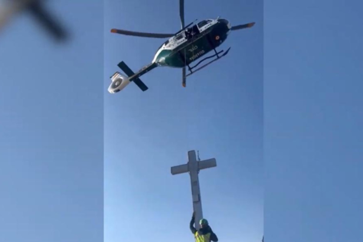 La cumbre de Aneto recupera su histórica cruz tras un año de ausencia y una compleja restauración