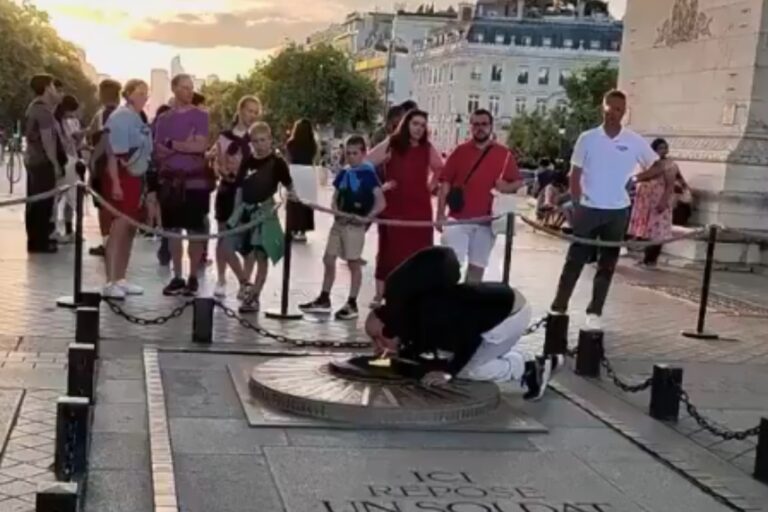 Arrestan a un marroquí con antecedentes por encenderse un cigarro en la llama de la tumba del soldado desconocido en París
