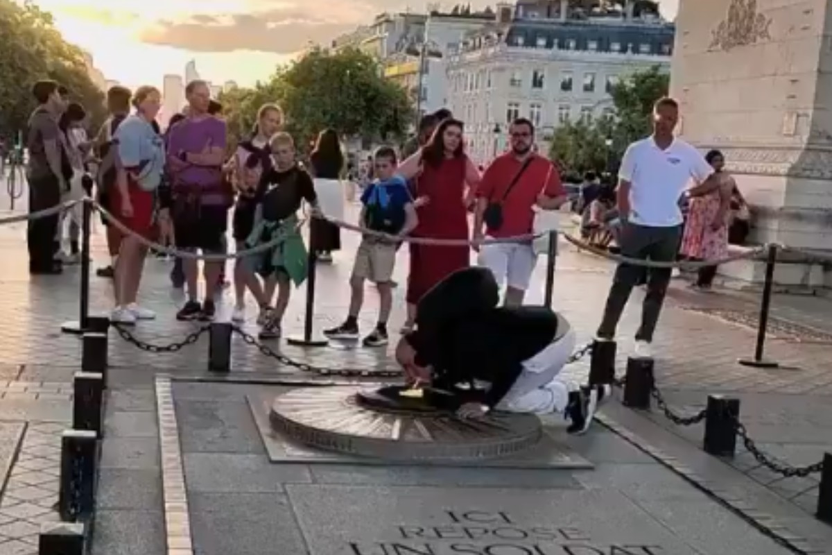 Arrestan a un marroquí con antecedentes por encenderse un cigarro en la llama de la tumba del soldado desconocido en París
