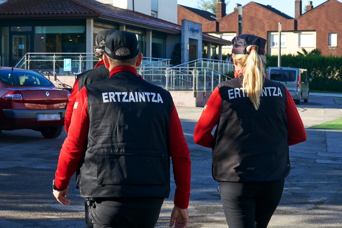 Detenidos tres inmigrantes magrebíes por intentar robar a un hombre al que persiguieron cuchillo en mano por las calles de Sestao (Vizcaya)