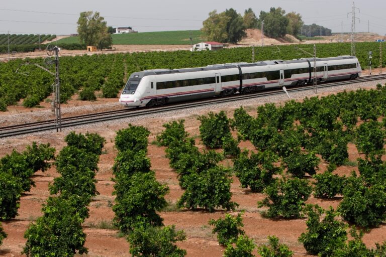 Renfe establece lanzaderas por autobus para mantener el servicio de trenes a pesar del corte de vía entre Ávila y Madrid