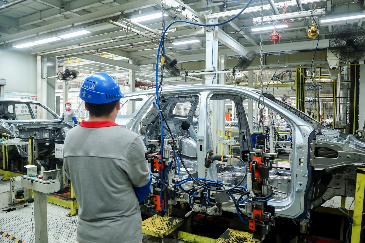 El Gobierno prohibirá la publicidad de la mitad de los coches fabricados en España para impulsar la Agenda 2030