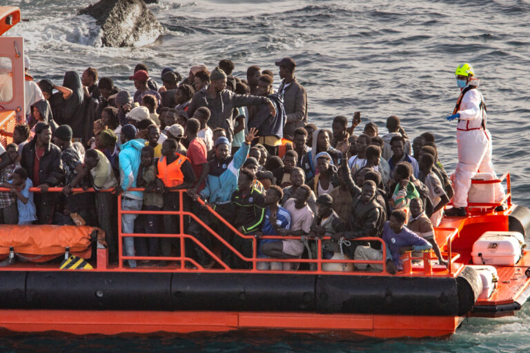 Grecia extiende el veto a las solicitudes de asilo del norte de África: «Ya nadie en Europa cree en recibir a inmigrantes ilegales con flores»
