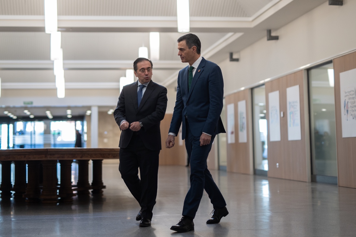 Exteriores destina casi 15.000 euros de fondos públicos a recopilar los discursos de Albares para un libro