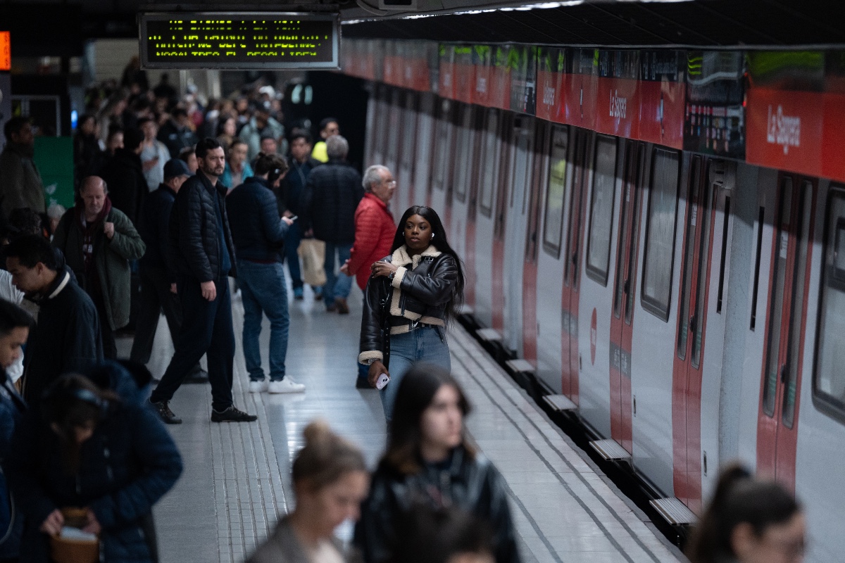 Dos magrebíes reincidentes causan disturbios en un vagón del metro de Barcelona y agreden a un agente fuera de servicio