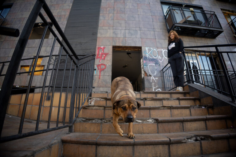 La nueva okupa que quitó la casa a otra okupa en Sevilla amenaza en televisión: «Si me denuncia, la denuncio yo»