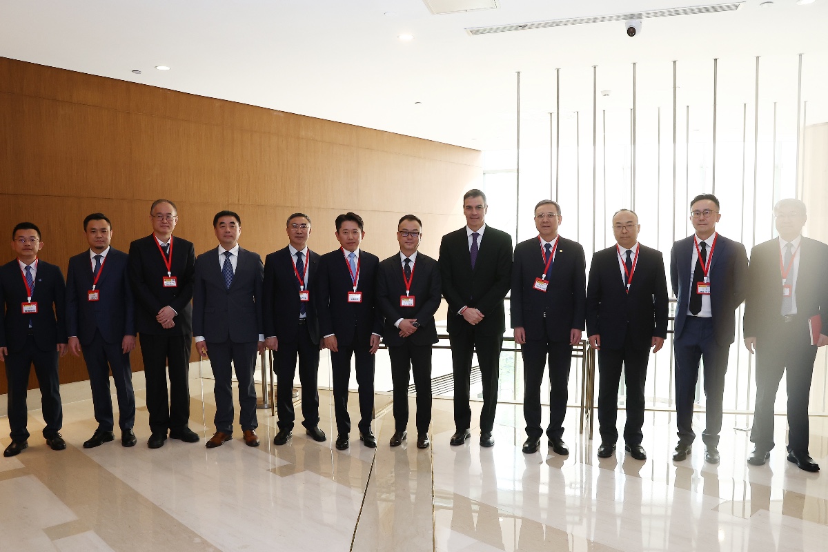 Sánchez se reunió en China con dos empresas señaladas por Estados Unidos por sus vínculos con la inteligencia militar de Pekín