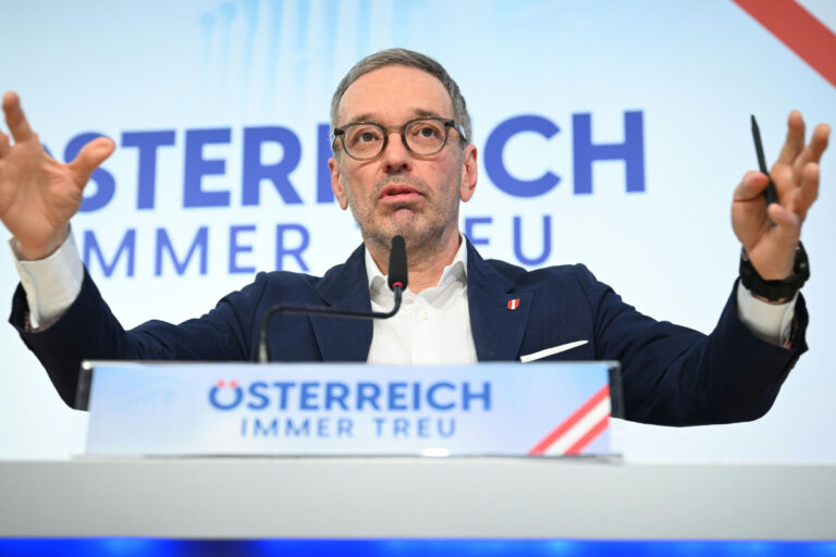 El líder soberanista austriaco denuncia el «fracaso total» del Gobierno por obedecer a Bruselas y bloquear la deportación de inmigrantes ilegales sirios