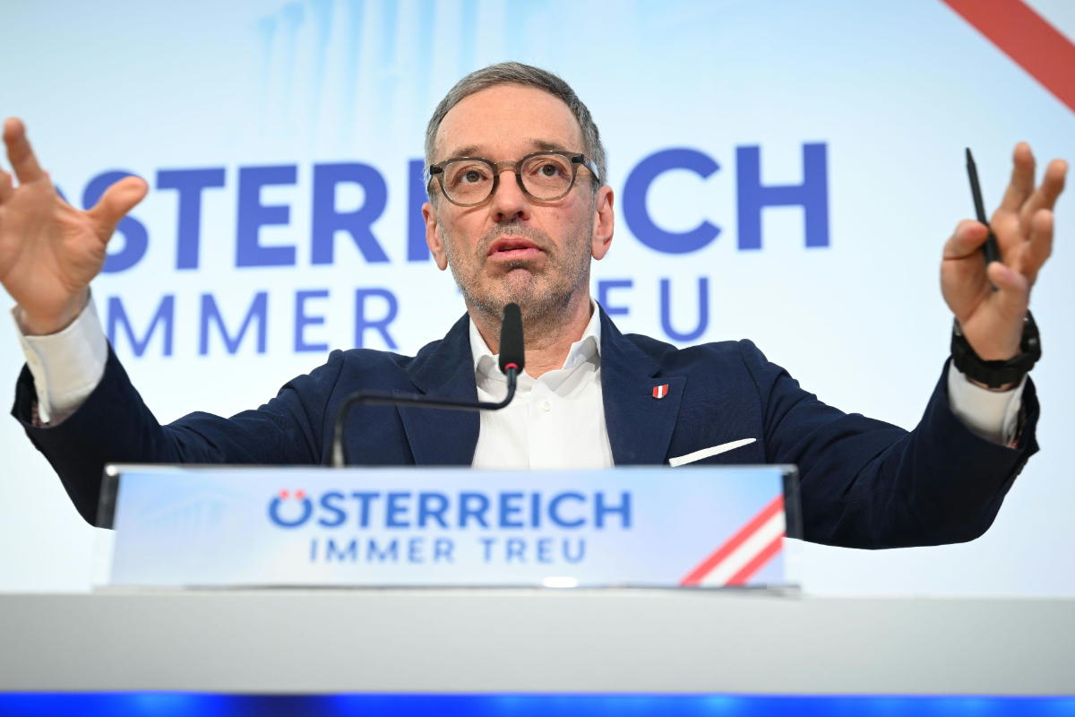 El líder soberanista austriaco denuncia el «fracaso total» del Gobierno por obedecer a Bruselas y bloquear la deportación de inmigrantes ilegales sirios