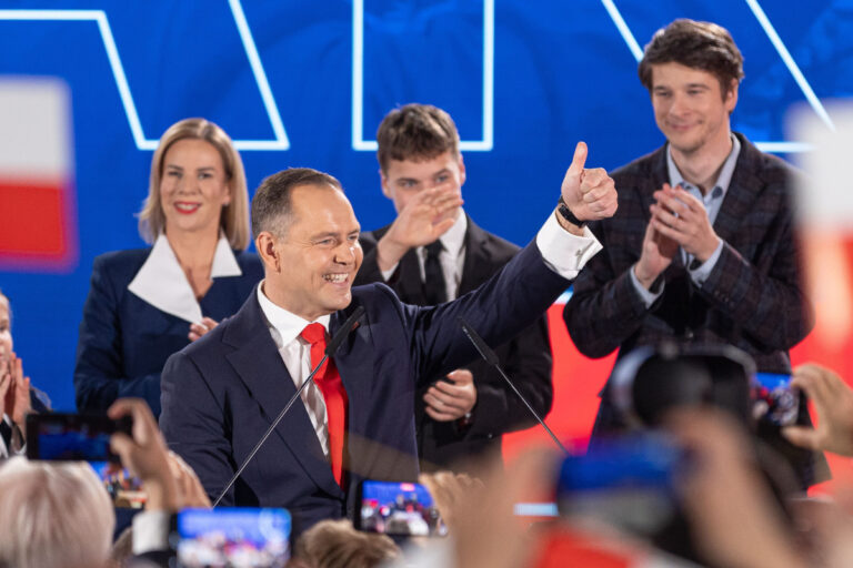 El soberanista Karol Nawrocki asume la presidencia de Polonia con un mensaje rotundo: «No nos arrodillaremos ante Bruselas»