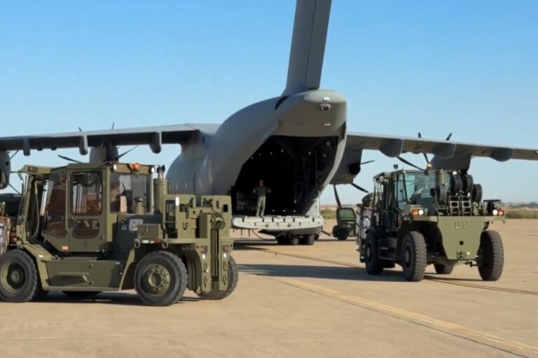 Las raciones lanzadas por España sobre Gaza acaban revendidas por 90 euros en el mercado