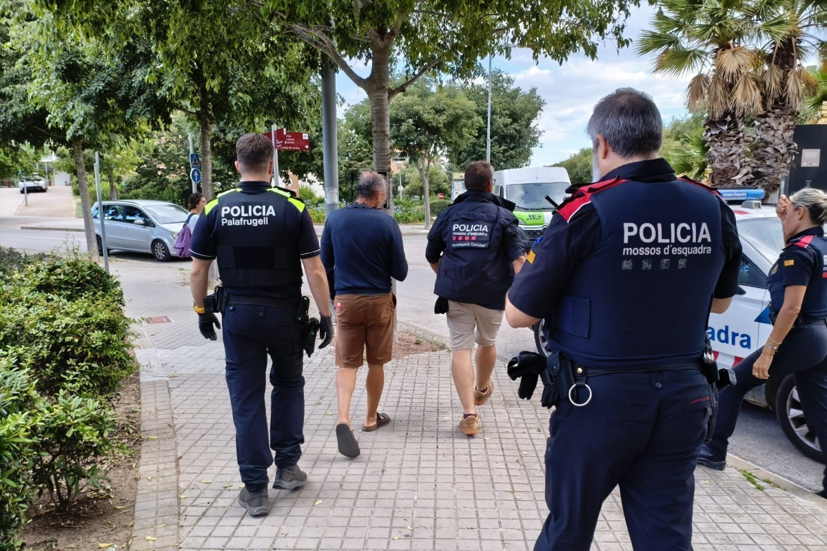 Detenido en Palafrugell (Gerona) el cabecilla de una red que vendía empadronamientos falsos a inmigrantes ilegales para facilitar el trámite de reunificación familiar a cambio de 6.000 euros