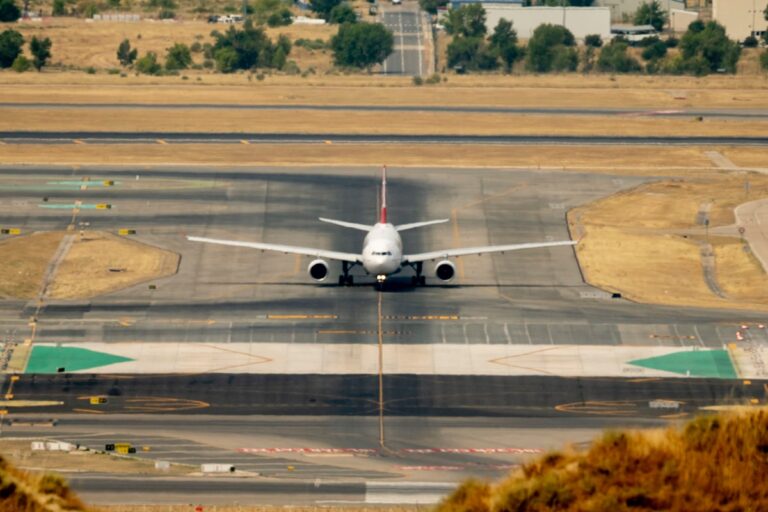 El sector aéreo cuestiona el modelo centralizado de gestión de Aena debido a la falta de competencia entre aeropuertos