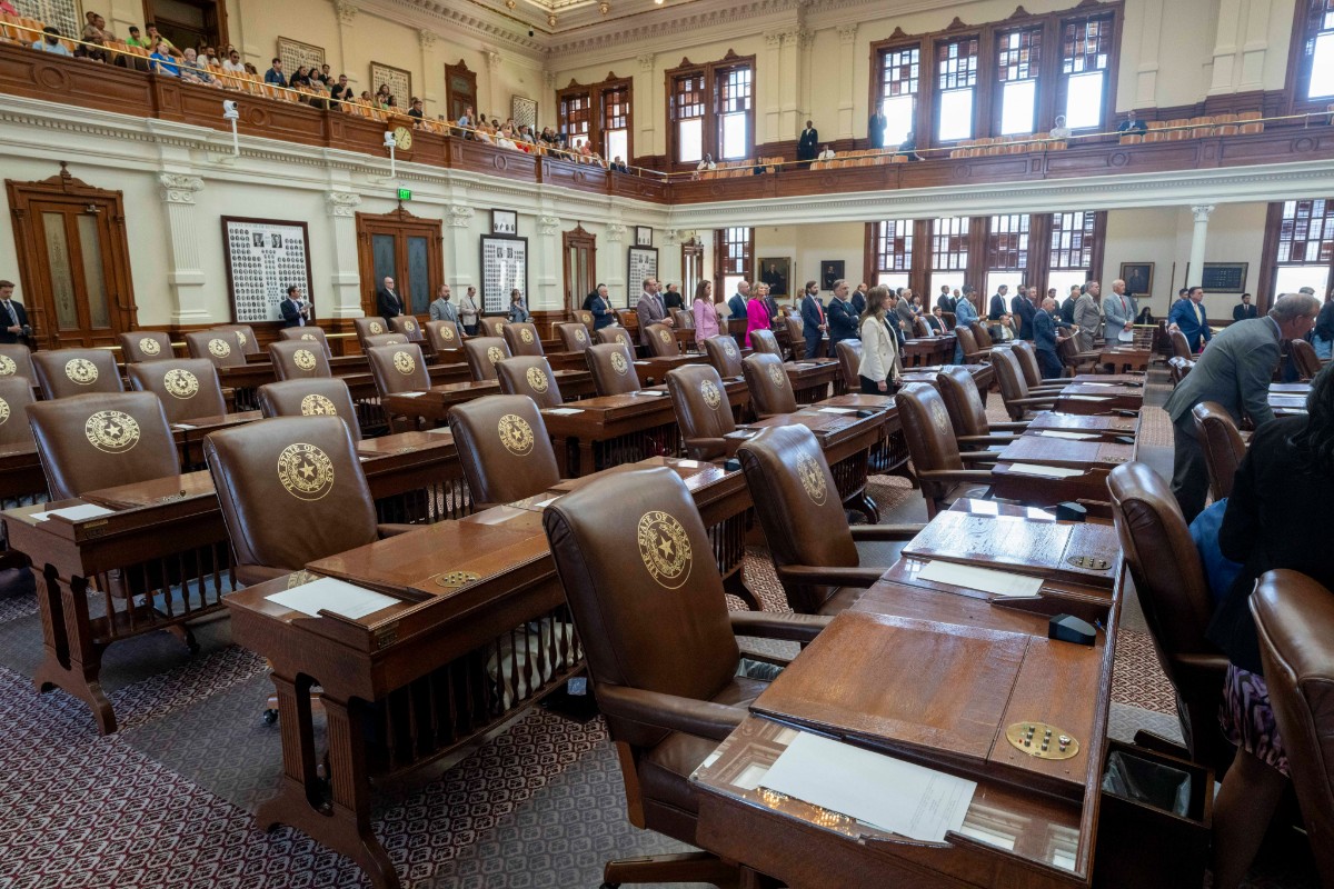 Regresan a Texas los legisladores demócratas que abandonaron el estado para sabotear la reforma electoral impulsada por Trump