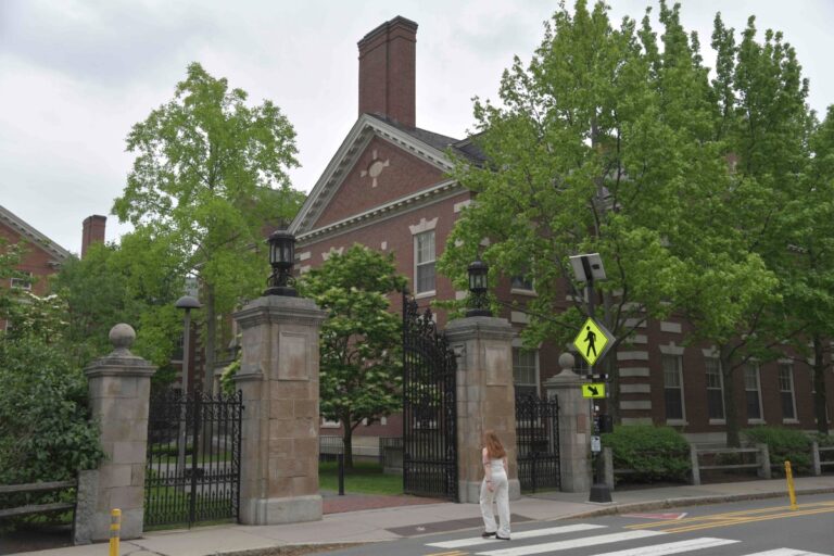 Trump firma una orden ejecutiva que exige a todas las universidades dejar de tomar en cuenta temas raciales para admitir estudiantes