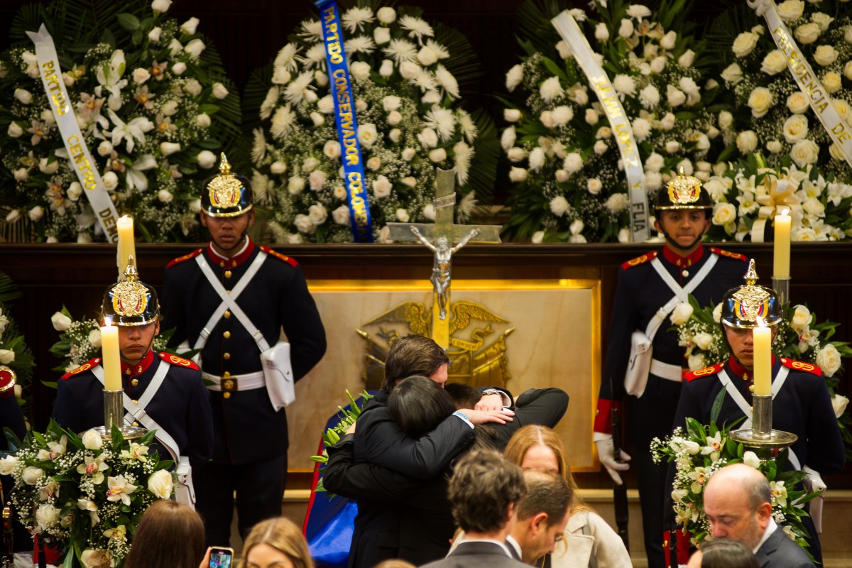 Miles de colombianos asisten a la capilla ardiente del senador Miguel Uribe en el Congreso