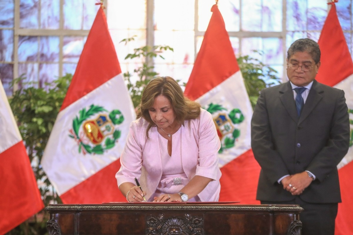 Boluarte promulga la ley de amnistía para policías y militares que enfrentaron al terrorismo de extrema izquierda en Perú