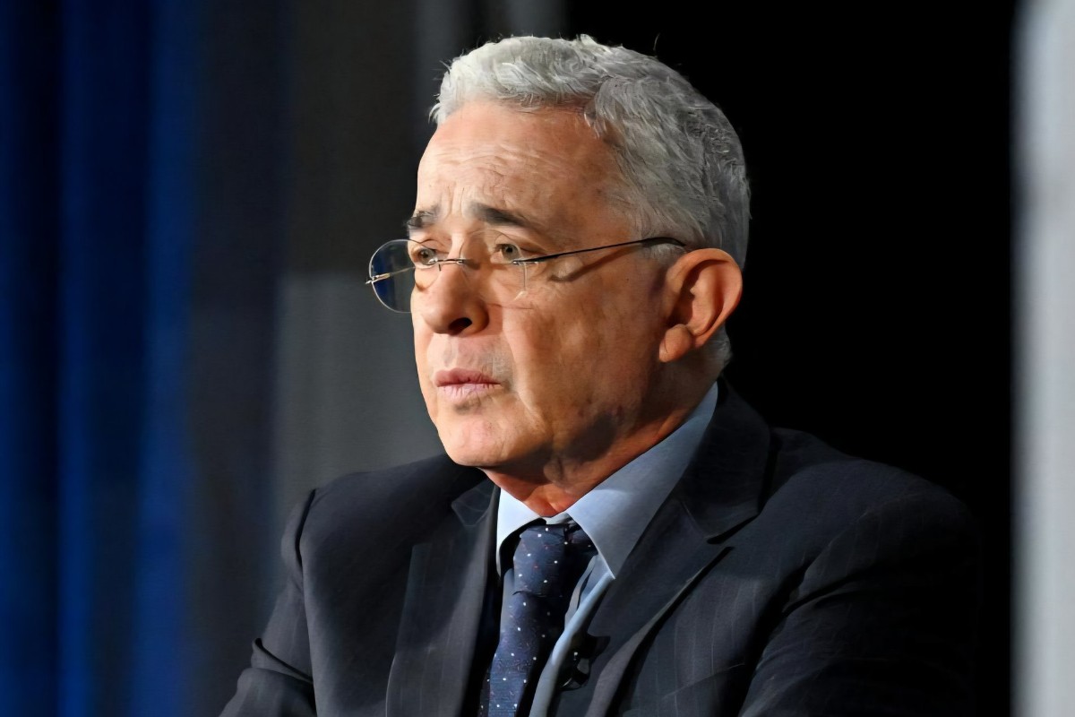 El Centro Democrático reprocha la condena a Uribe: «Mientras hay un guerrillero en el poder, el mejor presidente de la historia de Colombia quedará preso»