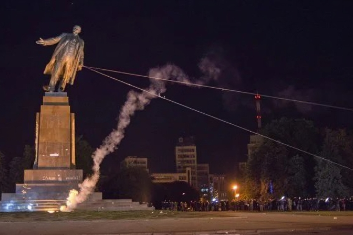 Ucrania desmantela el último monumento a Lenin en el país y dice adiós al comunismo de forma definitiva