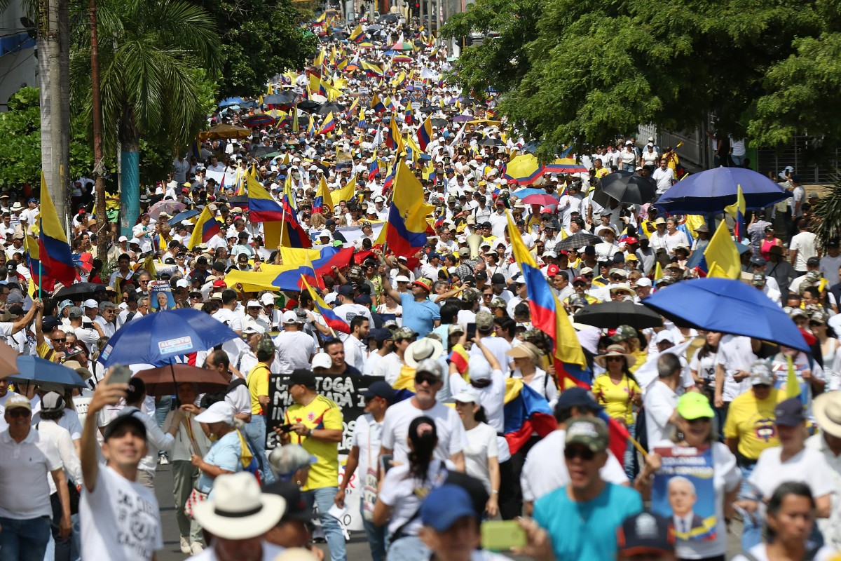 Marchas multitudinarias en Colombia en apoyo a Uribe tras la persecución del Gobierno de Petro: «Defendemos la libertad y la patria que nos quieren arrebatar»