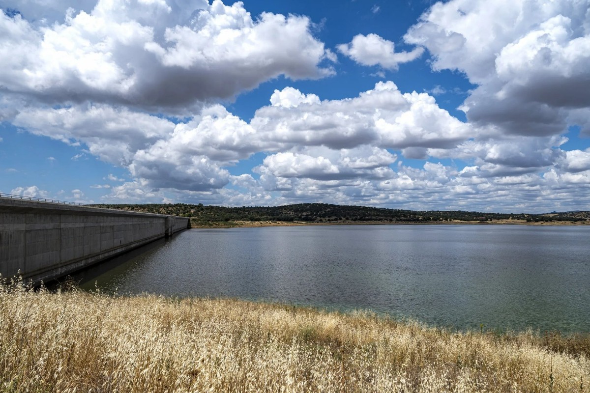 Miles de peces muertos, olor insoportable… el desastre ecológico provocado por el Ministerio de Transición Ecológica al vaciar un embalse en Cáceres