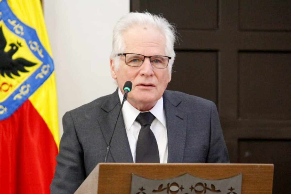 El padre del senador Miguel Uribe estalla tras conocerse la sentencia de sólo siete de años de cárcel contra el menor que asesinó a su hijo: «Es un insulto a la sociedad»