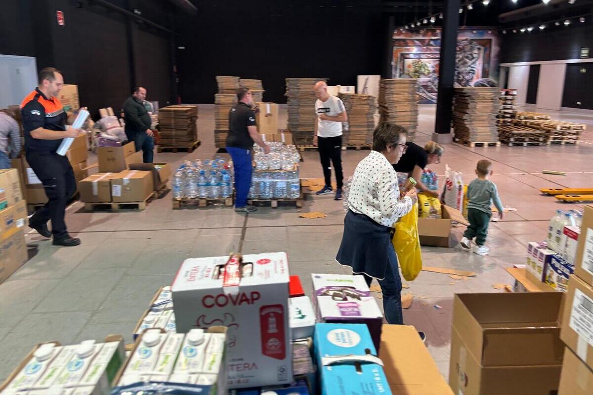 El Gobierno de Sánchez ha perdido 2.500 palés con agua y alimentos donados por los españoles para ayudar a los afectados por la riada de Valencia