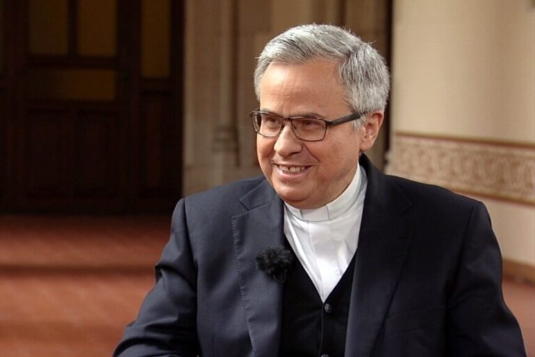 Joan Planellas: el obispo que permitió una estelada en su iglesia y que ahora habla de «xenofobia» para atacar a VOX