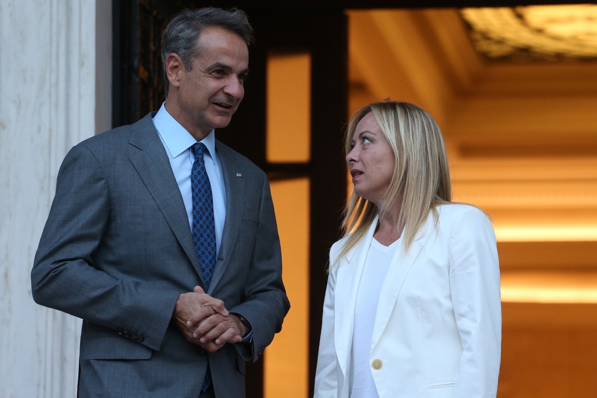 Grecia implantará pulseras electrónicas para vigilar a los inmigrantes ilegales antes de su deportación y evitar fugas