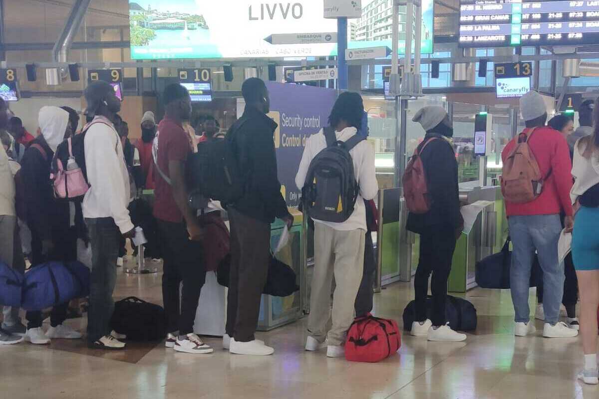 La ONG Accem facilita la salida desde Tenerife a Madrid de dos inmigrantes ilegales que patearon la cabeza a un trabajador de seguridad