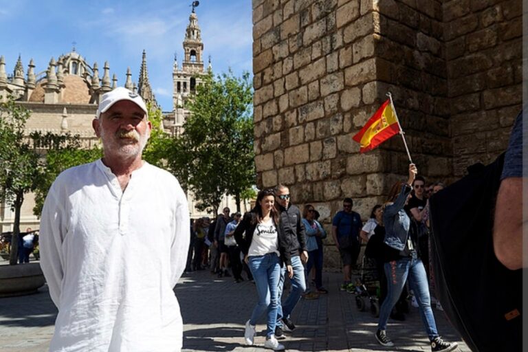 Francisco Sánchez, el jubilado cazacarteristas de Sevilla: «VOX es el único que puede arreglar esto, el socialismo se está cargando el país»
