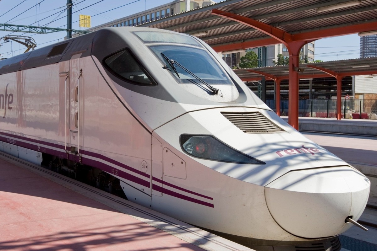 Renfe y Adif  intentaron ocultar la reducción a 60 kilómetros por hora en la velocidad de los trenes AVE Valladolid-Madrid