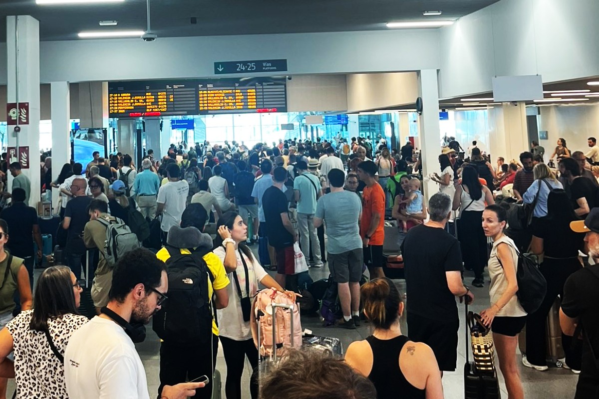 Caos en la estación de Chamartín ante el corte en la circulación de trenes entre Galicia y Madrid: «Nos han dejado tirados. Esto es tercermundista»