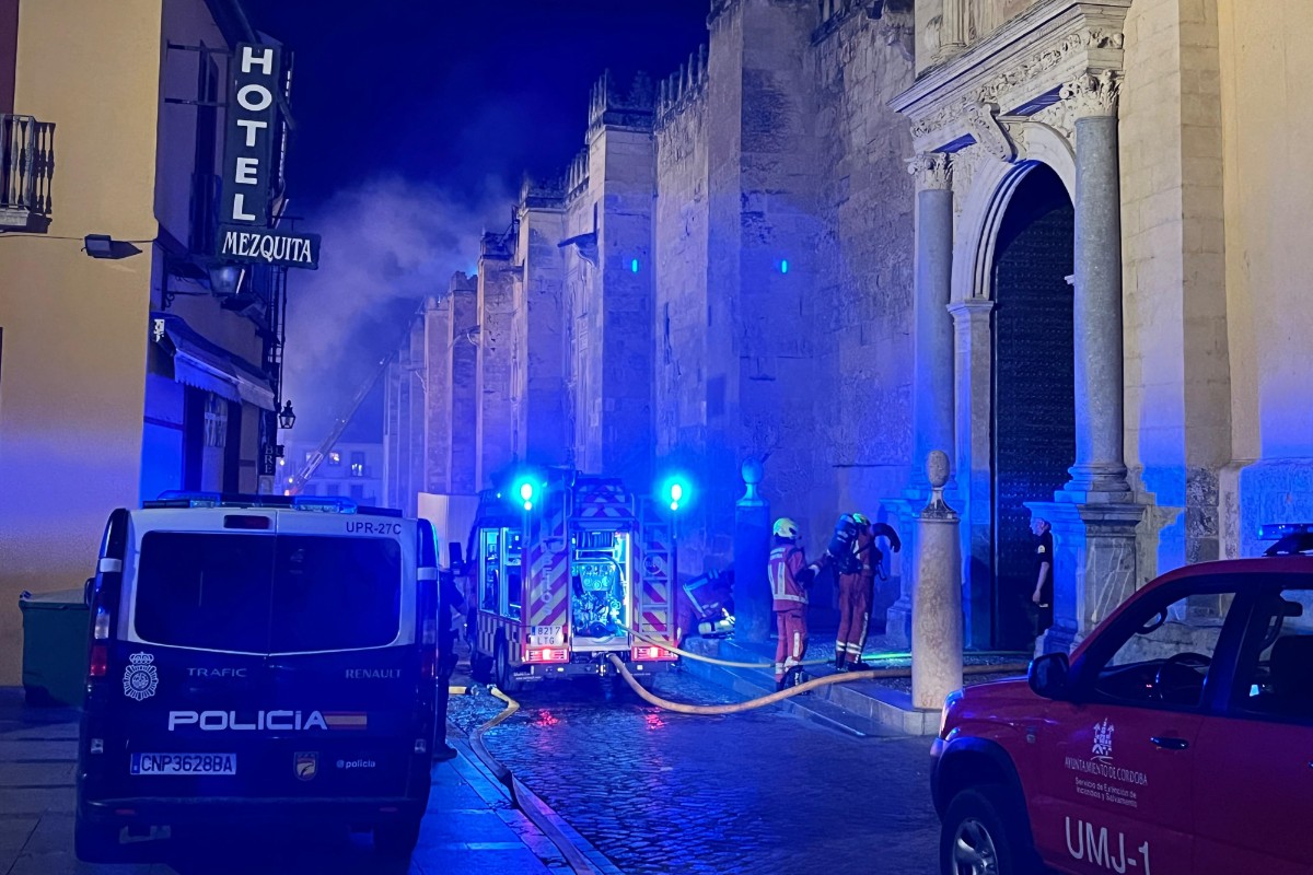 Extinguido el incendio en una capilla lateral y en la cubierta de la Mezquita-Catedral de Córdoba