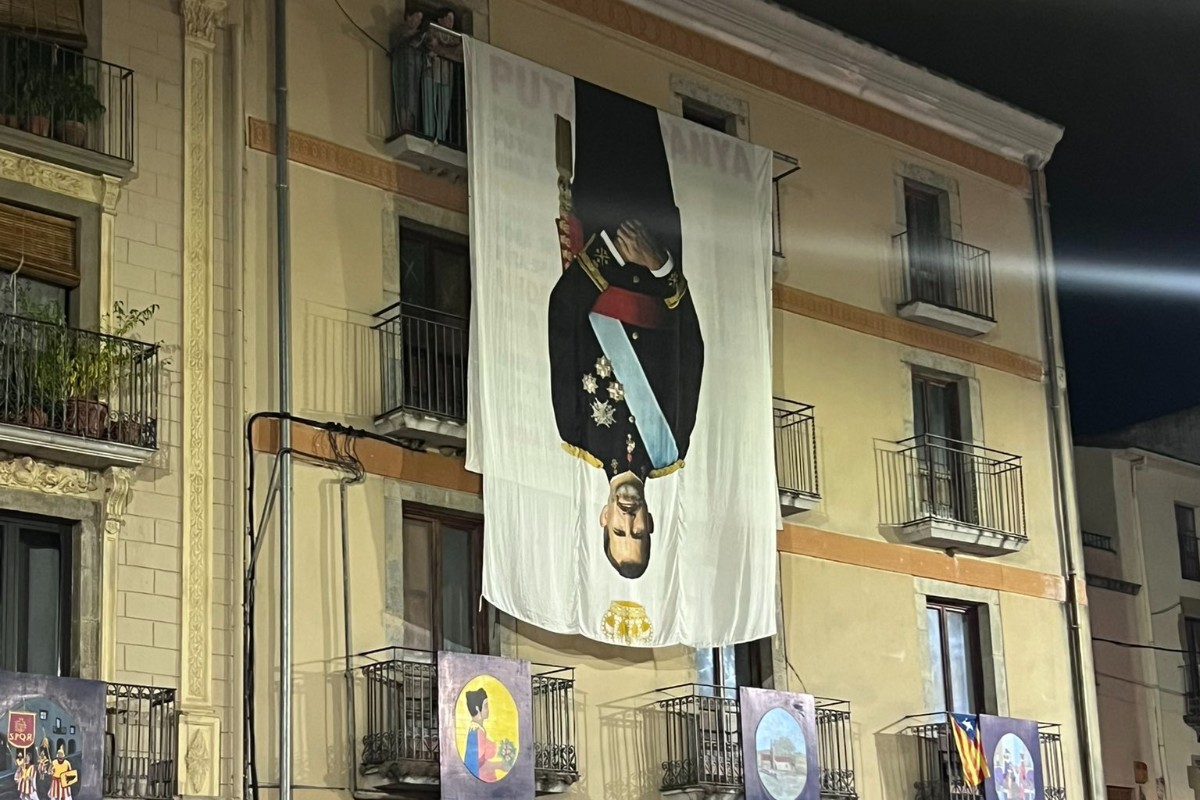 Separatistas cuelgan una lona del Rey Felipe VI boca abajo en la plaza mayor del pueblo de Puigdemont
