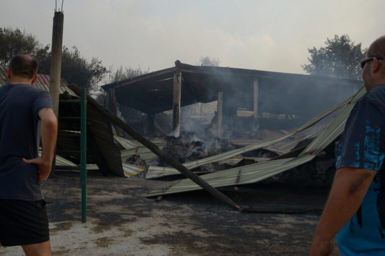 Los vecinos de aldeas de Orense, obligados a organizarse para combatir el llamas ante la falta de medios: «Sólo nosotros hemos salvado las viviendas»