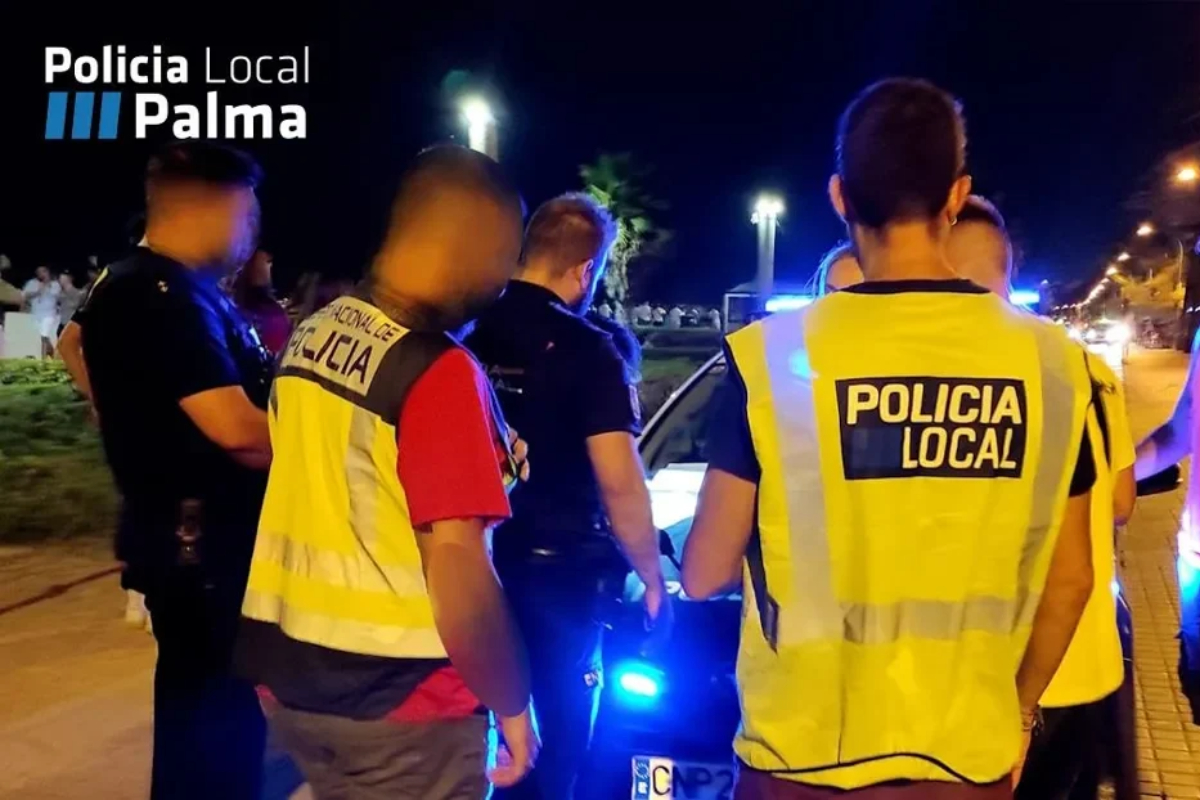 Un argelino y un rumano roban a turistas en Playa de Palma y amenazan de muerte a los agentes de la Policía que les detuvieron