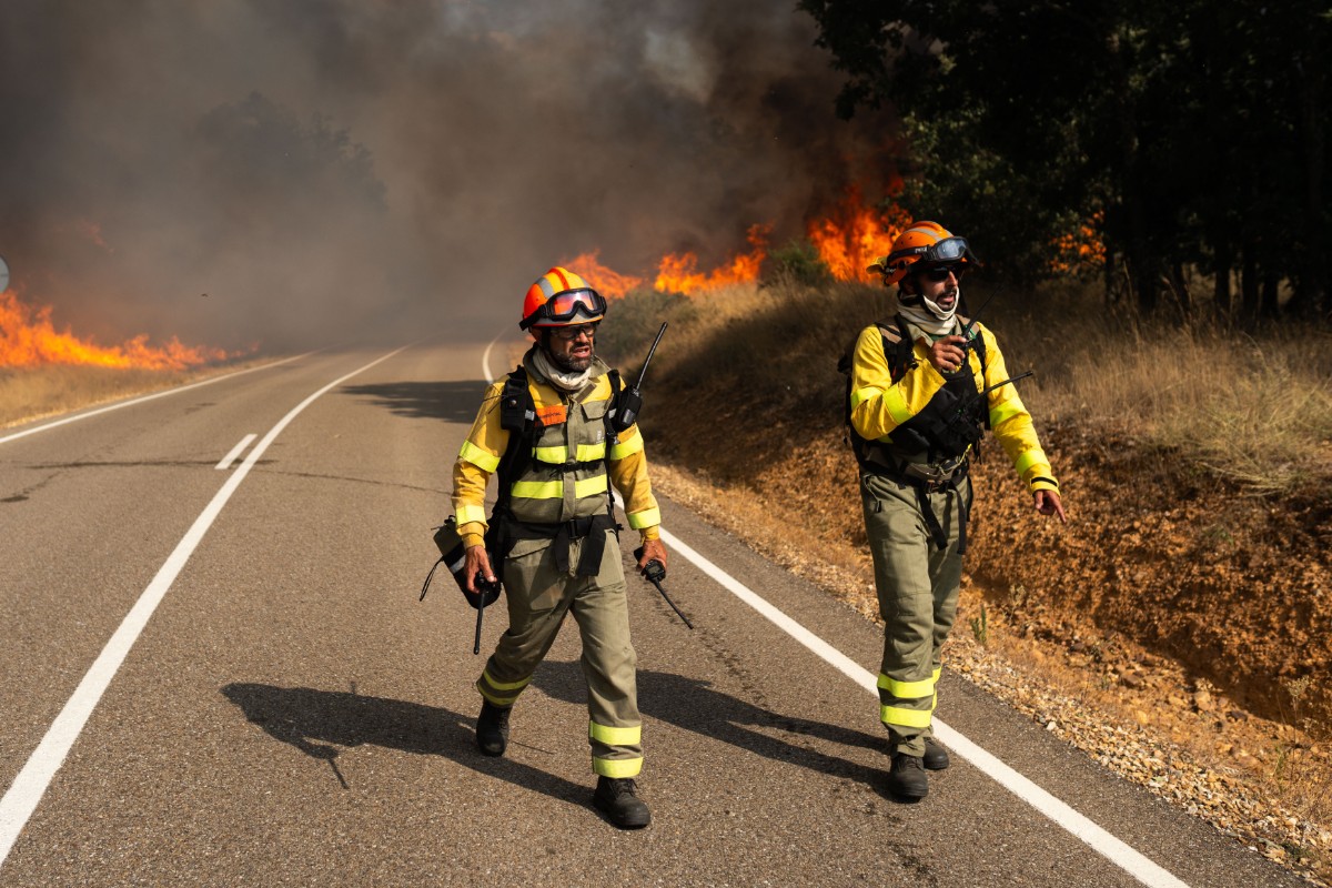 Muere uno de los dos bomberos heridos en Espinoso de Compludo (León) al  volcar el camión autobomba en el que viajaban
